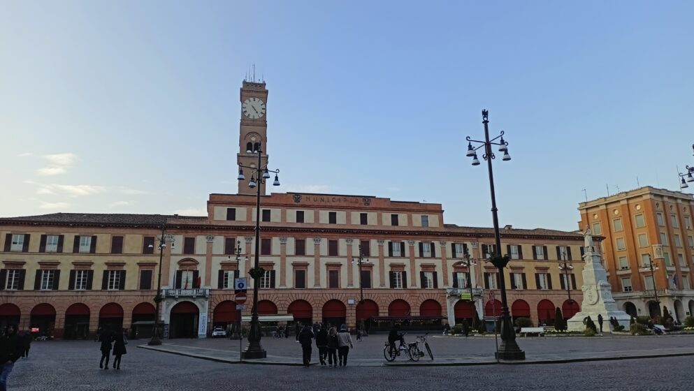 Alla scoperta dei palazzi storici e della statua di Piazza Saffi