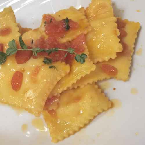 piatto di tortelli di patate al pomodoro